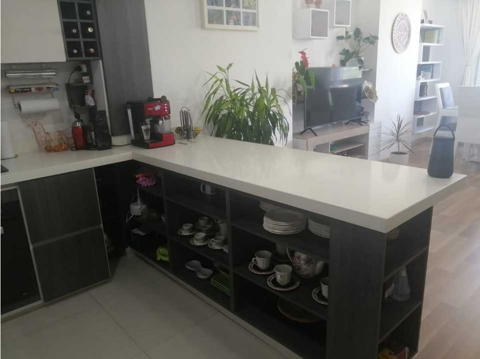 Vendo amplio apartamento con cuarto util y excelente vista