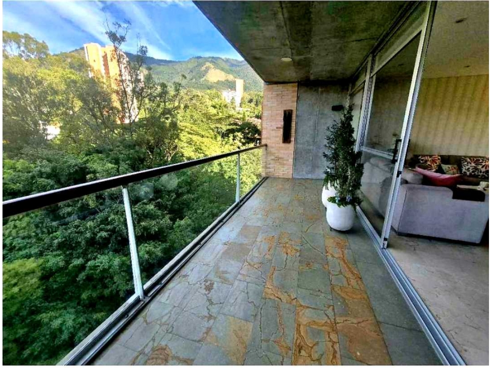 VENDO AMPLIO APARTAMENTO EN EL POBLADO SECTOR TESORO LAS SANTAS