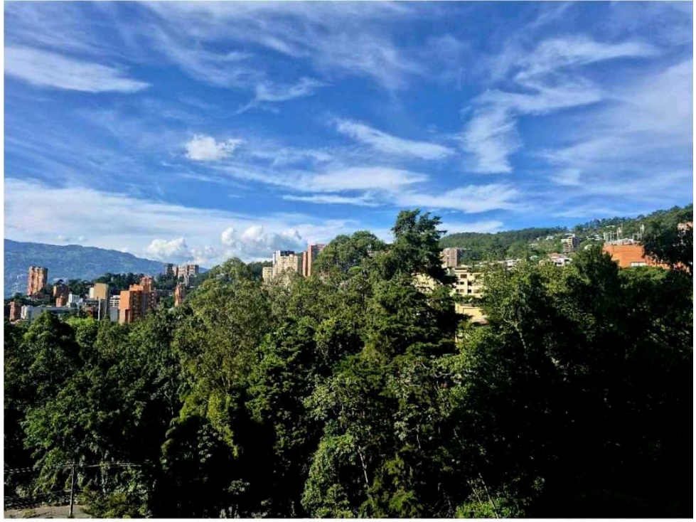 VENDO AMPLIO APARTAMENTO EN EL POBLADO SECTOR TESORO LAS SANTAS — foto 2