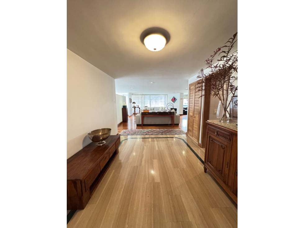 Vendo amplio apto en Nogal con espacios abiertos y buen edificio — foto 2