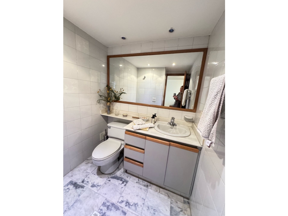 Vendo amplio apto en Nogal con espacios abiertos y buen edificio — foto 4