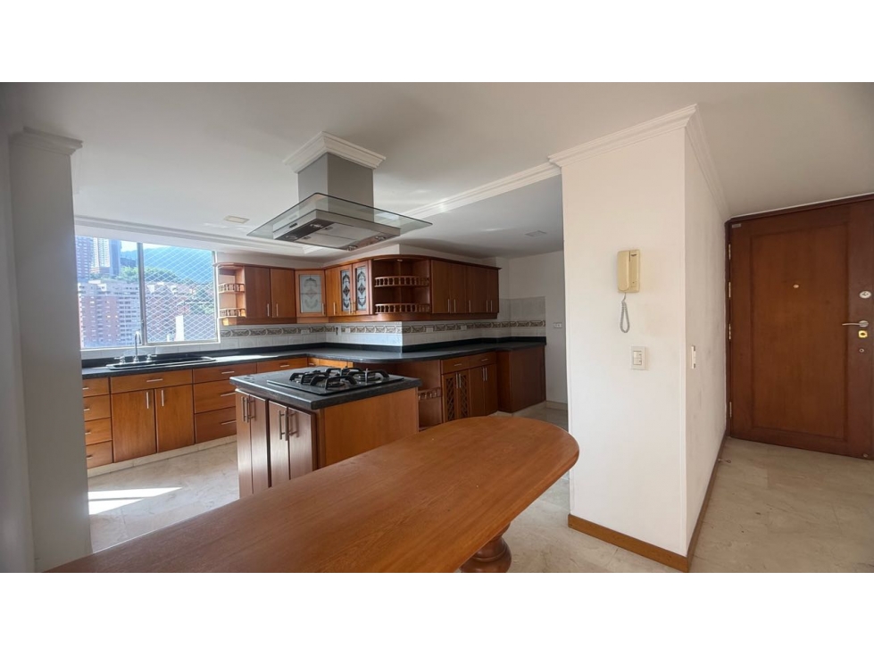 VENDO AMPLIO Y EXCLUSIVO PENTHOUSE EN EL CORAZÓN DE SABANETA