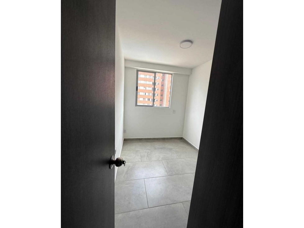 Vendo Apartamento cerca al centro comercial parques Fabricato. — foto 5