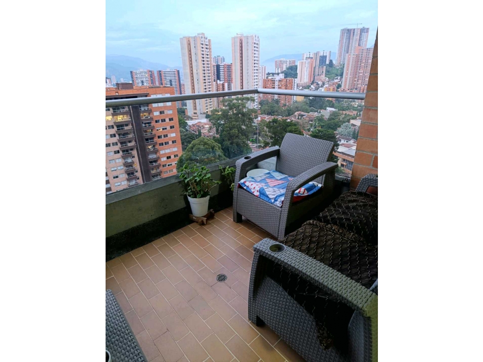 Vendo apartamento con alcoba del servicio en Sabaneta