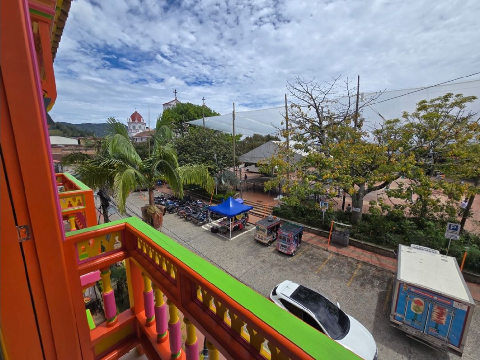 VENDO APARTAMENTO CON VISTA AL PARQUE PRINCIPAL DE GUATAPE