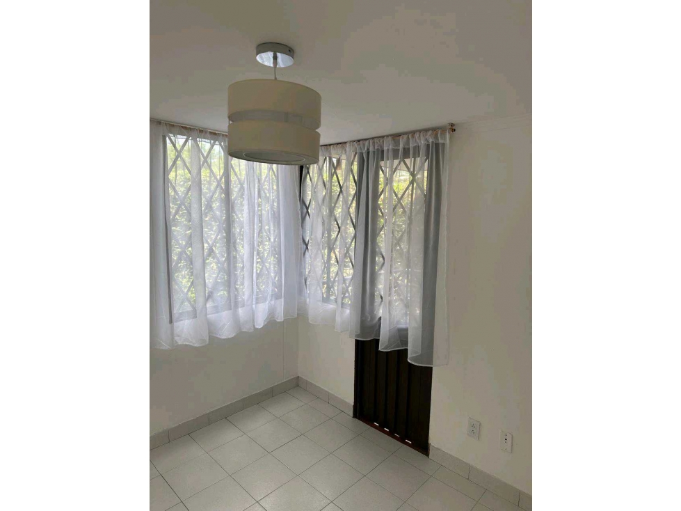 Vendo apartamento en el sur de cali barrio napoles segundo piso — foto 4