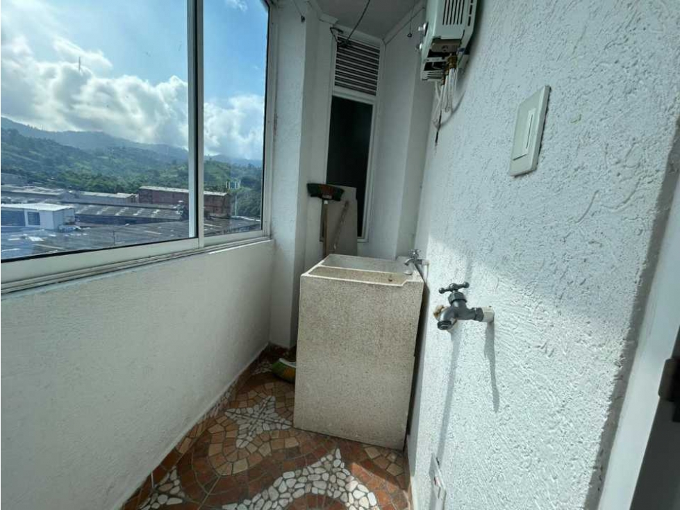 VENDO APARTAMENTO SECTOR LA CAPILLA SOBRE LA AV SIMON BOLIVAR — foto 6