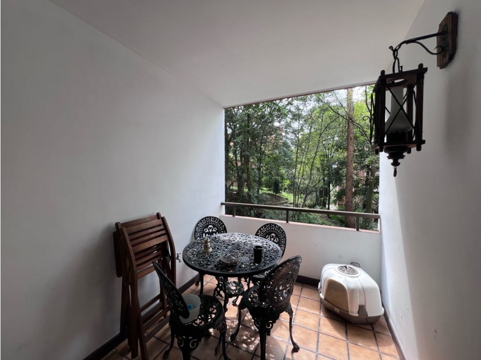VENDO APTO EN LOS BALSOS, CERCA A LA VAQUITA, PISO BAJO CON BALCONES. — foto 4