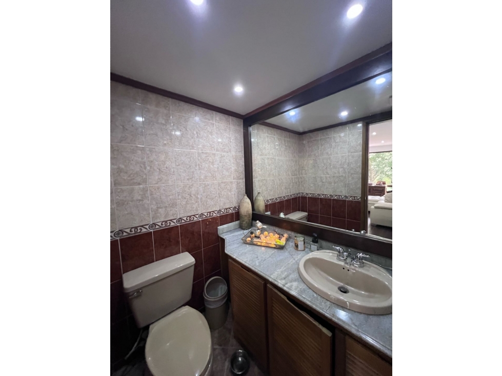 VENDO APTO EN LOS BALSOS, CERCA A LA VAQUITA, PISO BAJO CON BALCONES. — foto 5