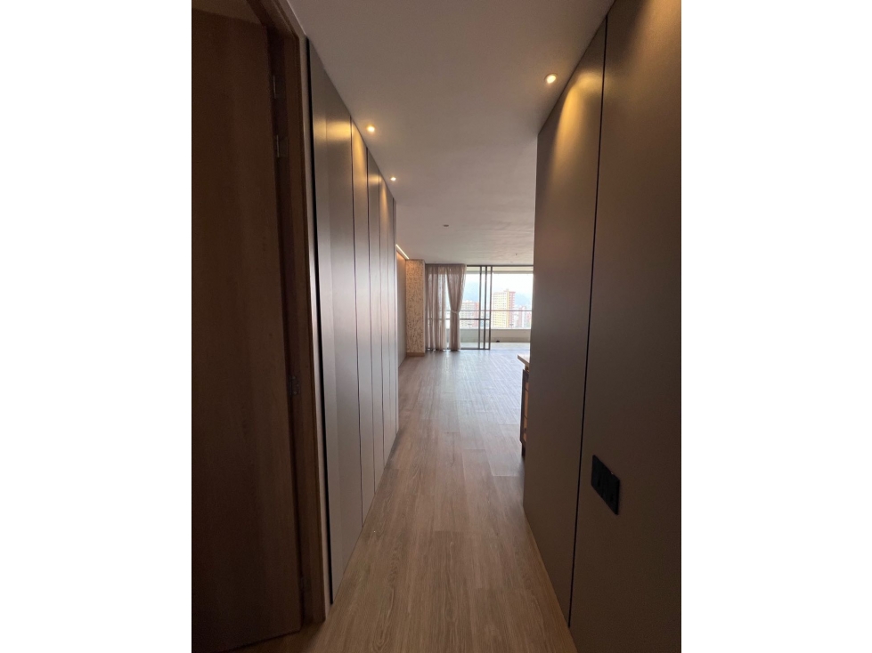 VENDO APTO EN VÍA LINARES / POBLADO, PISO ALTO CON SÚPER VISTA. — foto 2
