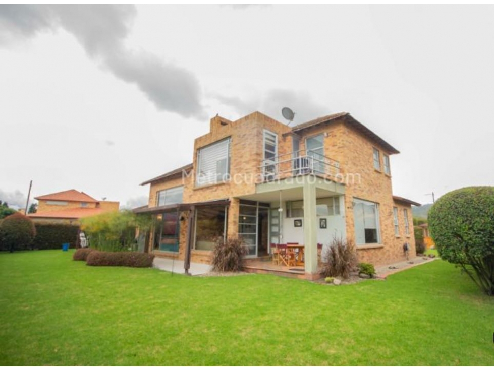 VENDO- ARRIENDO HERMOSA CASA EN EXCLUSIVO CONJUNTO