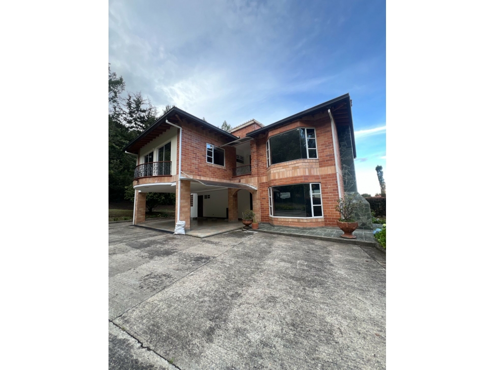 VENDO, ARRIENDO HERMOSA CASA EN CONDOMINIO EN EL MUNICIPIO DE ENVIGADO