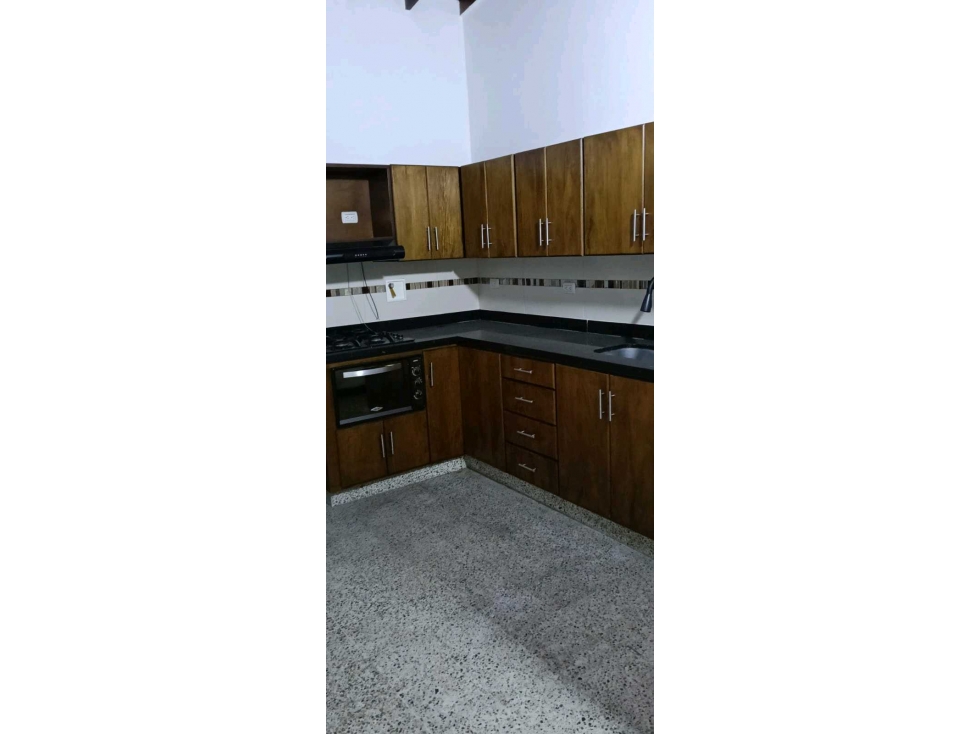 VENDO ÇASA EN LAURELES MEDELLIN