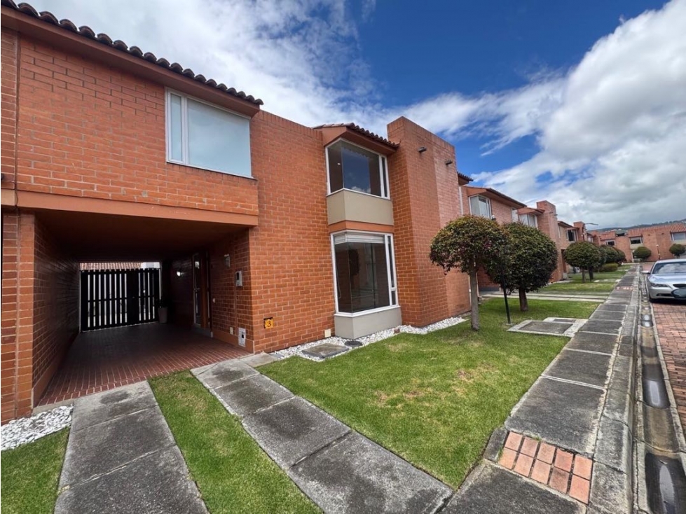 Vendo bella casa de dos niveles en cajica en conjunto.