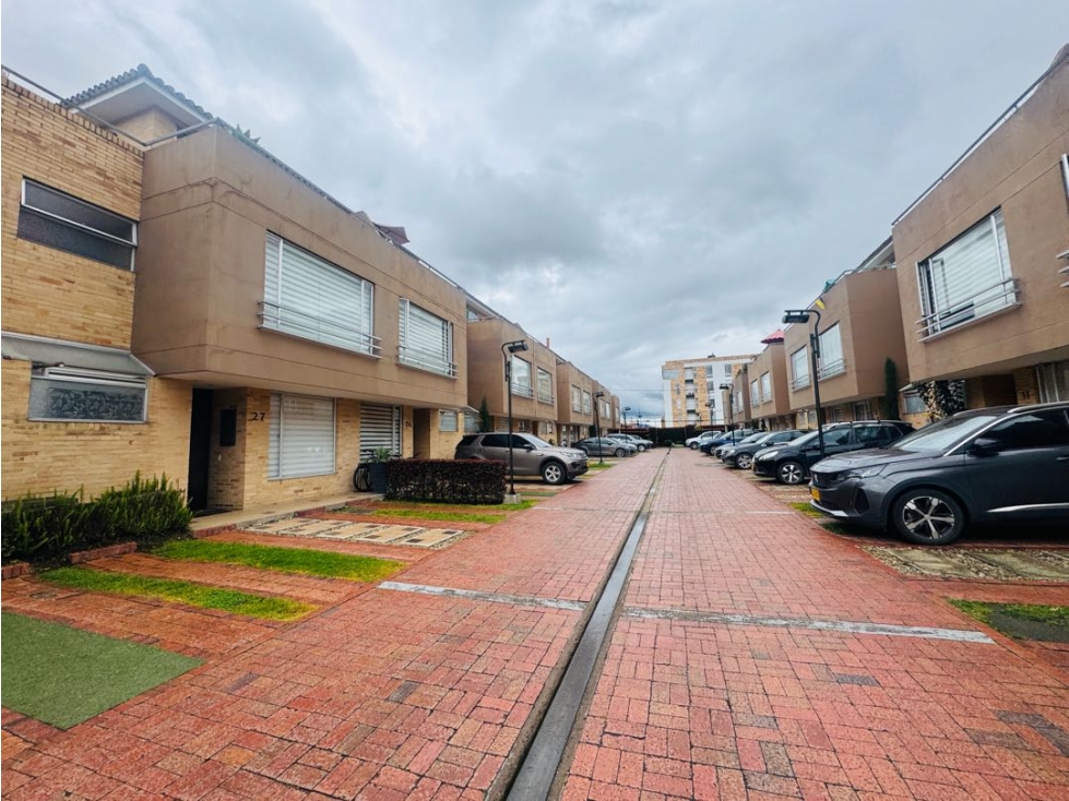 Vendo Bella casa de tres niveles en chia en conjunto cerrado.