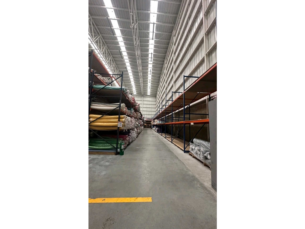ARRIENDO.BODEGA INDUSTRIAL EN SIBERIA — foto 3