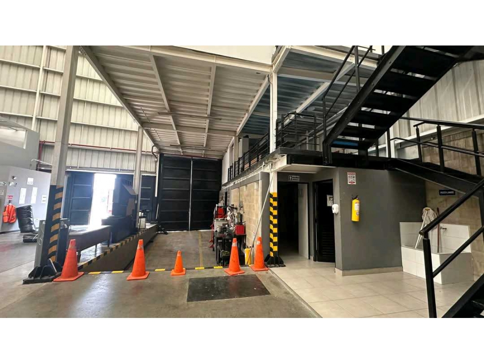 ARRIENDO.BODEGA INDUSTRIAL EN SIBERIA — foto 6