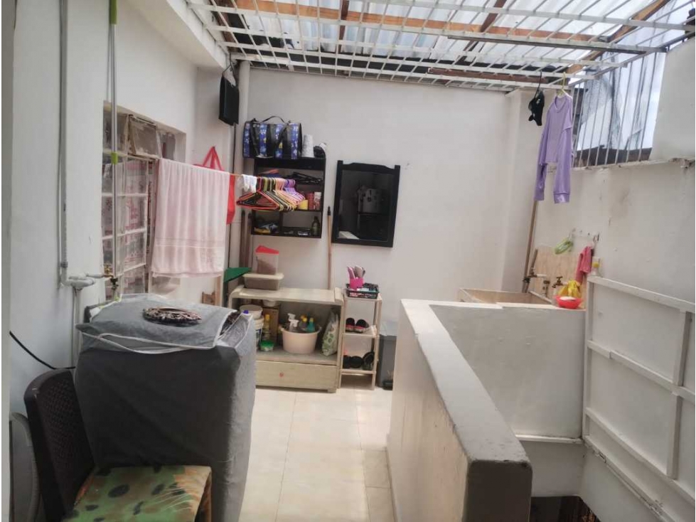 VENDO CASA 1° PISO EN MANRIQUE CERCA A LA ESTACION METROPLUS - 2