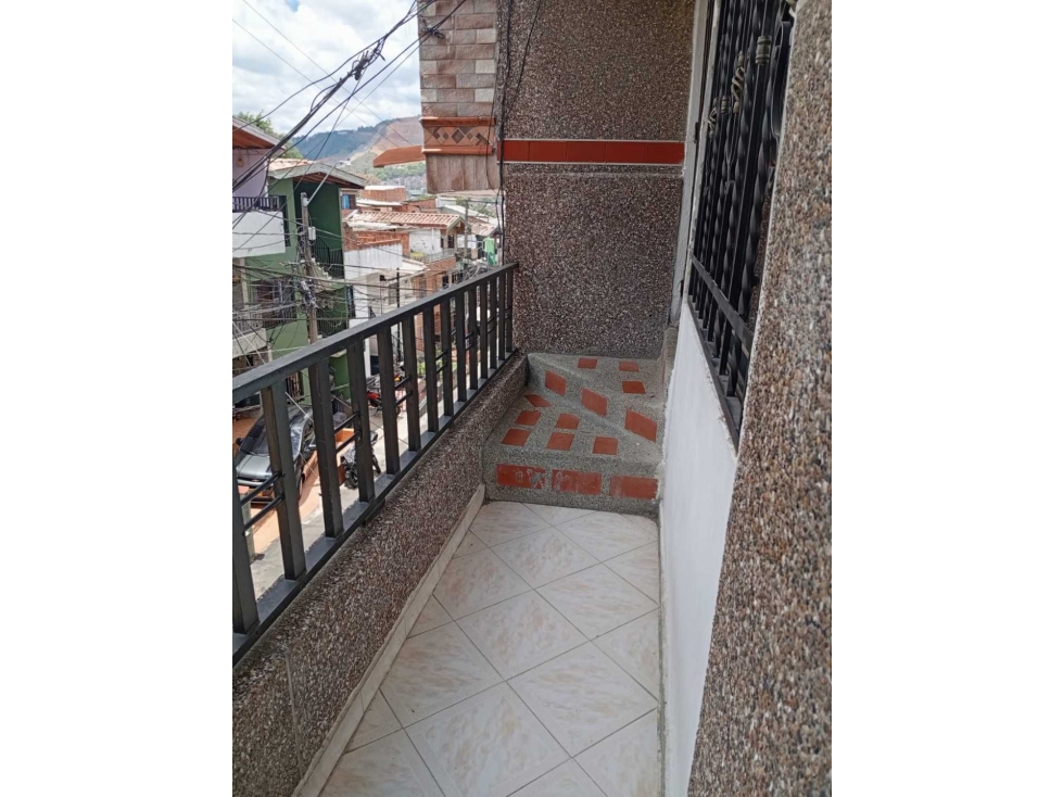 VENDO CASA 2 PISO EN BOYACA LAS BRISAS-CERCA A LA CARLOS HOLGUÌN