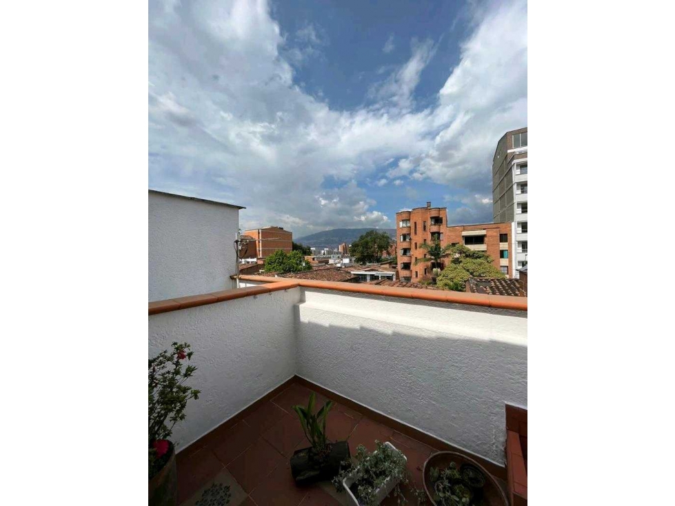 VENDO CASA DE TECHO 2 PISO EN SIMMON BOLIVAR