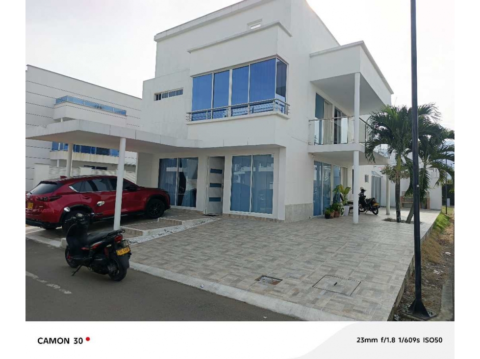 VENDO CASA 3 NIVELES, SENDERO DE LAS MERC ALFAG JAMUNDI W10248430DA