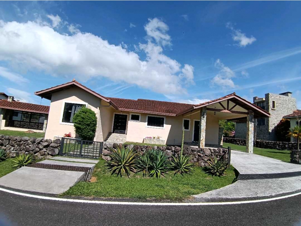 VENDO CASA 3HAB/4BA BOQUETE