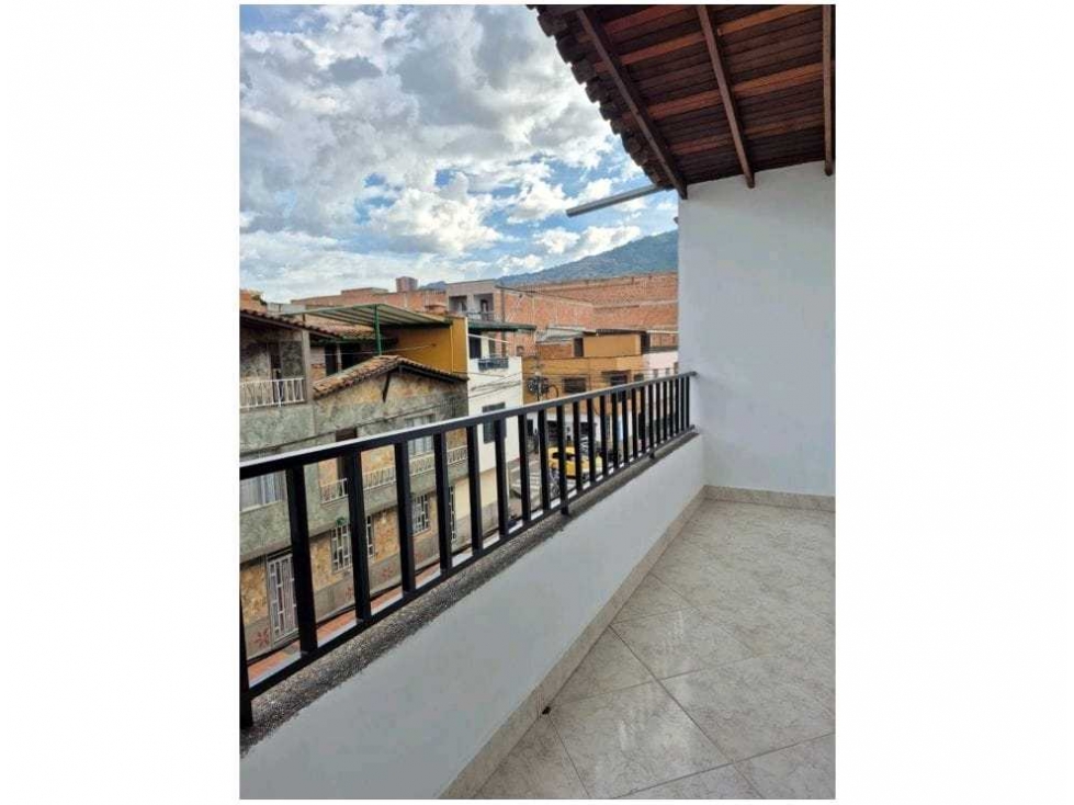 VENDO CASA 3°PISO REMODELADA EN PRADO BELLO CERCA ALPARQUE