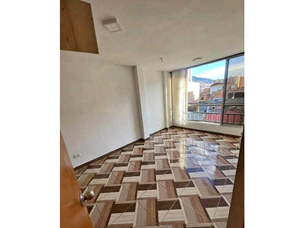 VENDO CASA AMPLIA 3 PISO EN BELLO BARRIO PEREZ