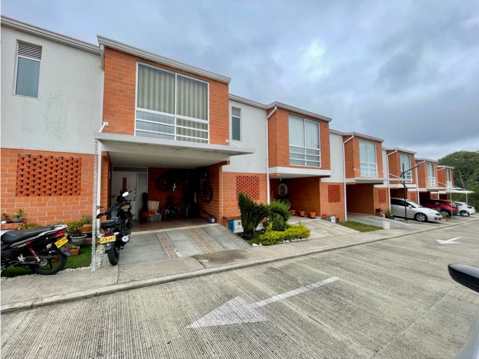 VENDO CASA AMPLIADA Y REMODELADA EN LA CALLEJA