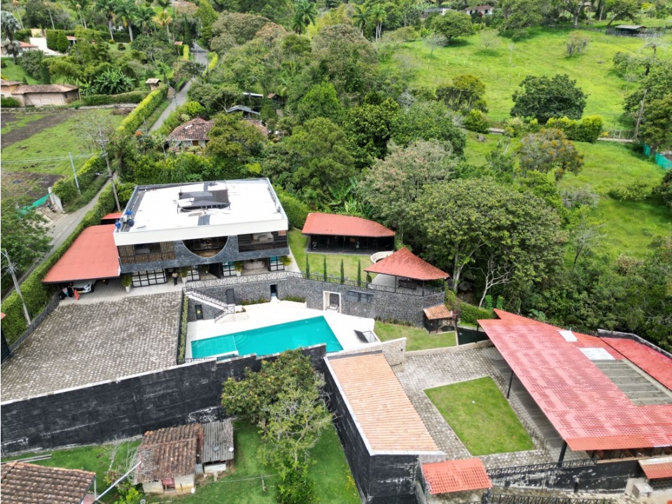 Vendo casa campestre en Copacabana 10 Alcobas, piscina, caballerizas
