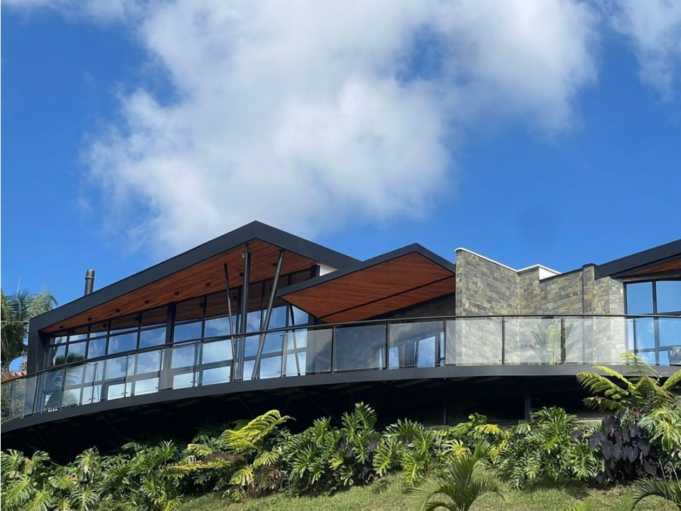 Vendo casa campestre en Marinilla, con lago privado y se recibe