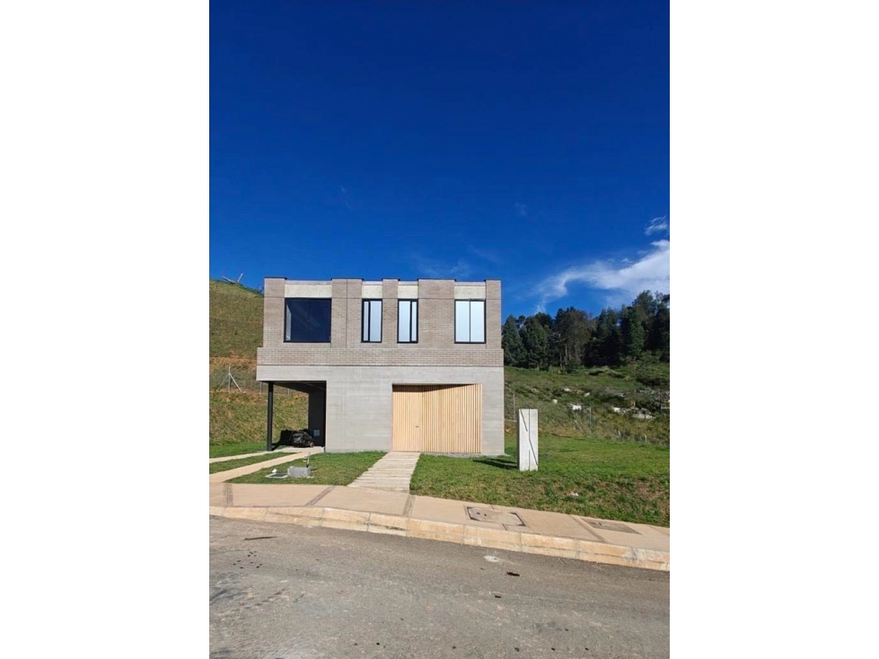 Vendo casa campestre para estrenar en Envigado Alto del Escobero