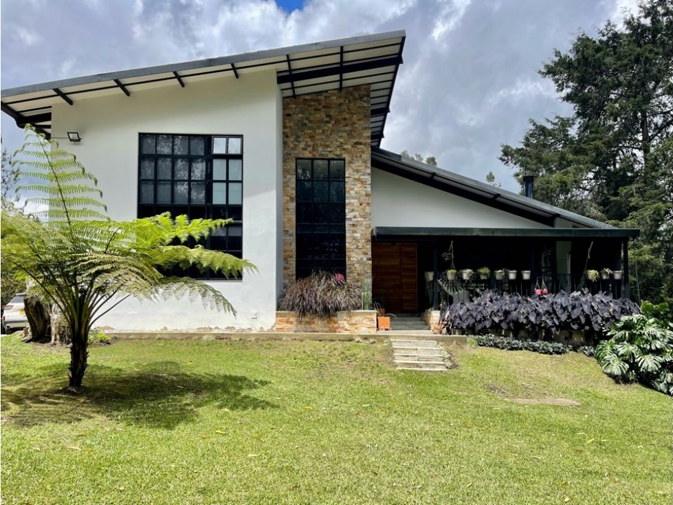 VENDO CASA CAMPESTRE RIONEGRO CABECERAS, MODERNA, 2 NIVELES, 5 ALCOBAS