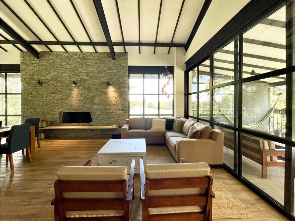 VENDO CASA CAMPESTRE RIONEGRO CABECERAS, MODERNA, 2 NIVELES, 5 ALCOBAS — foto 2