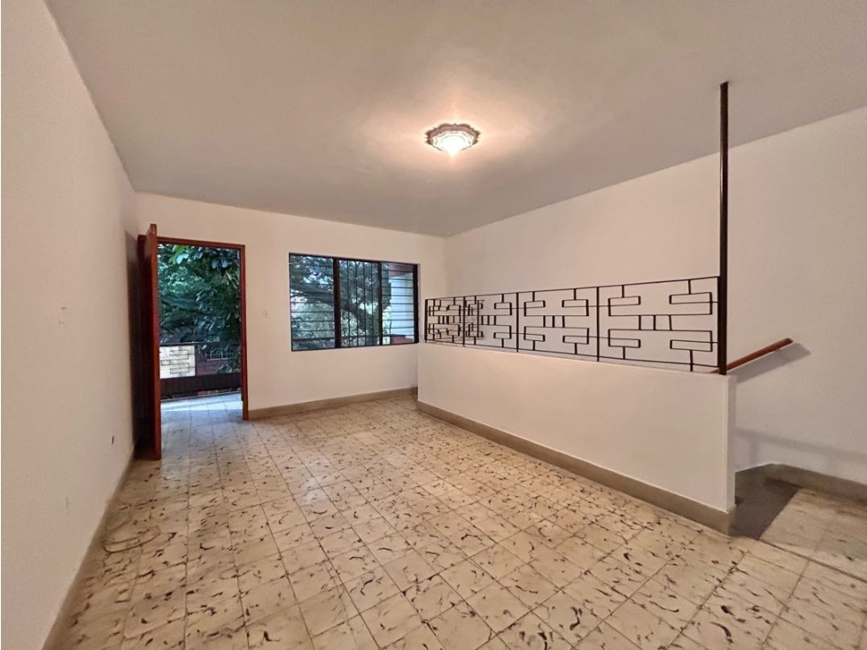 Vendo casa cerca parque de Envigado segundo piso y terraza