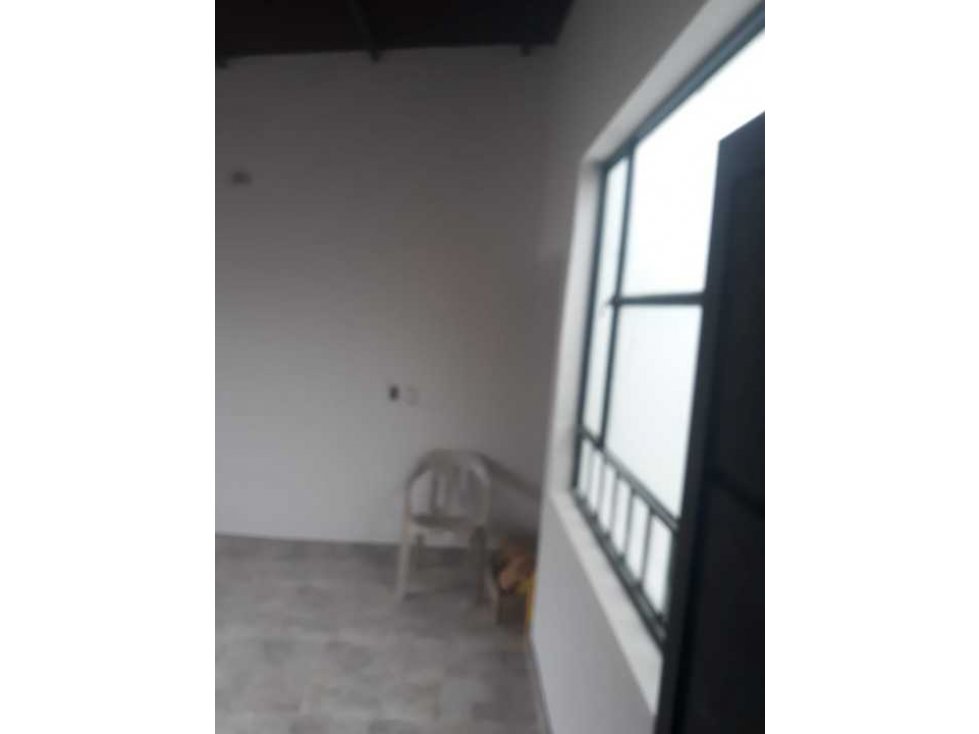 VENDO CASA CON EXCELENTES ACABADOS - 5