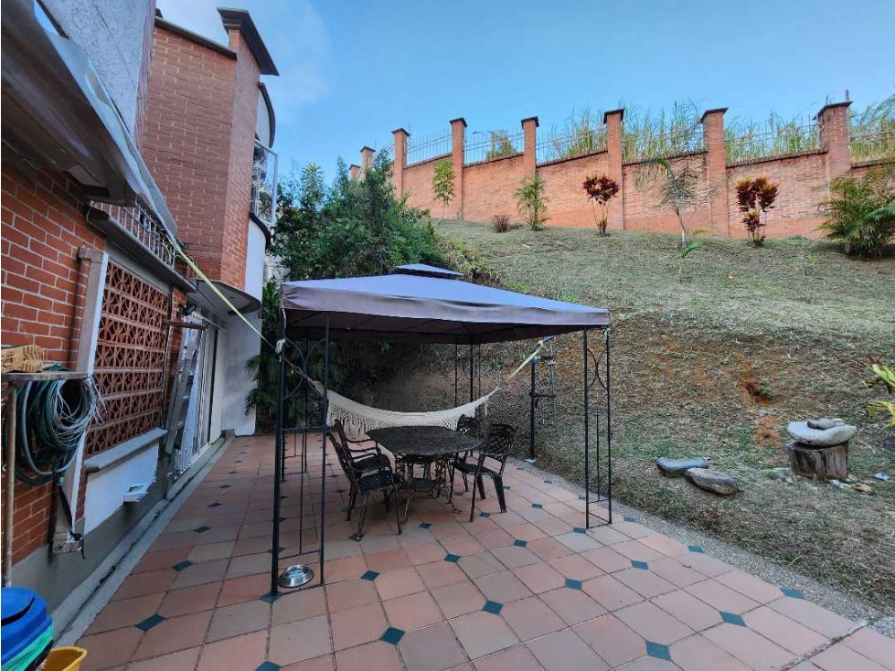 VENDO CASA CON JARDIN REMODELAR ENVIGADO ESMERALDAL UNIDAD SIN PISCIN