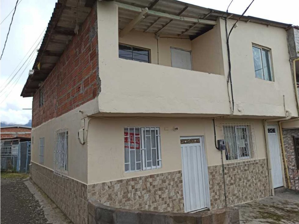 Casa en Versalles Antioquia 2 niveles en esquina con 5 alcobas