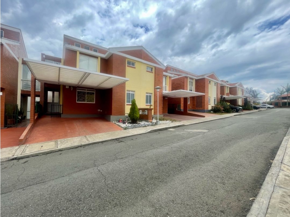 VENDO CASA DE 3 PISOS EN SENDEROS DE EUCALIPTO