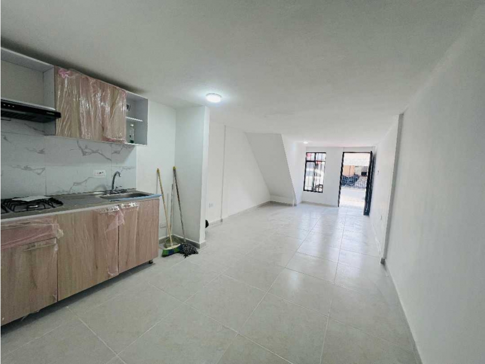 VENDO CASA DE 3 PISOS PISO 1 Y 2 INDEPENDIENTES EN EL CENTRO - 2