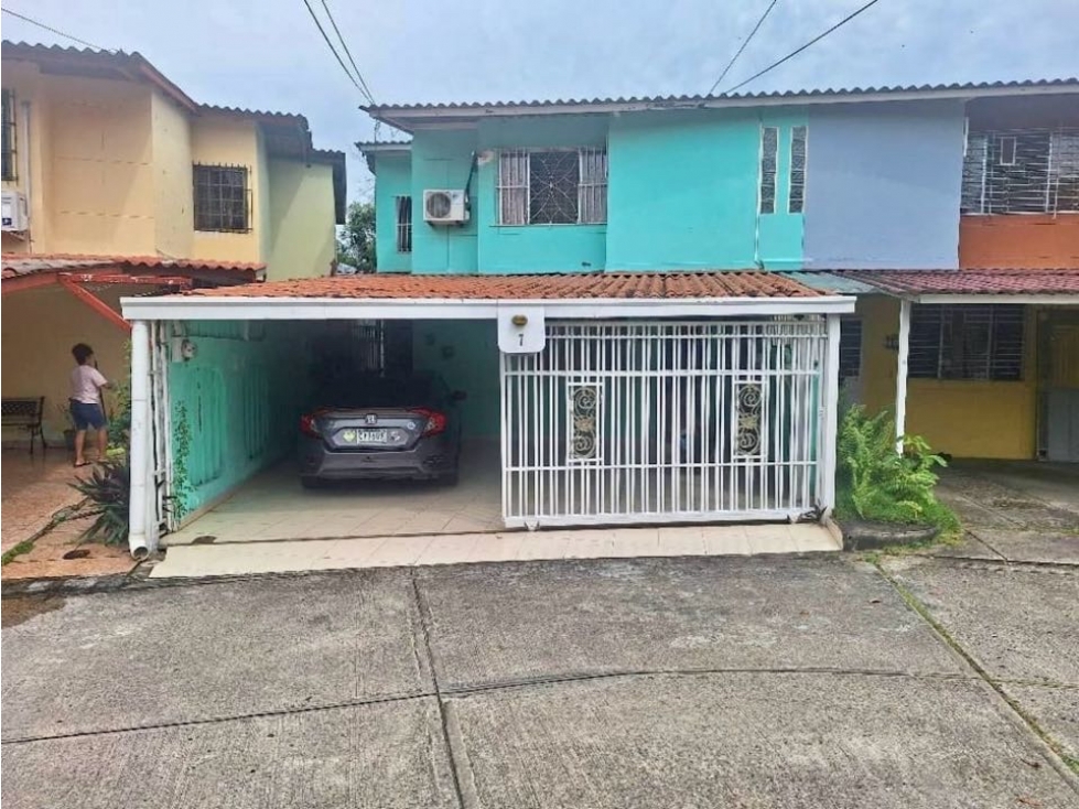 VENDO CASA DE DOS PISOS EN PARQUE LEFEVRE