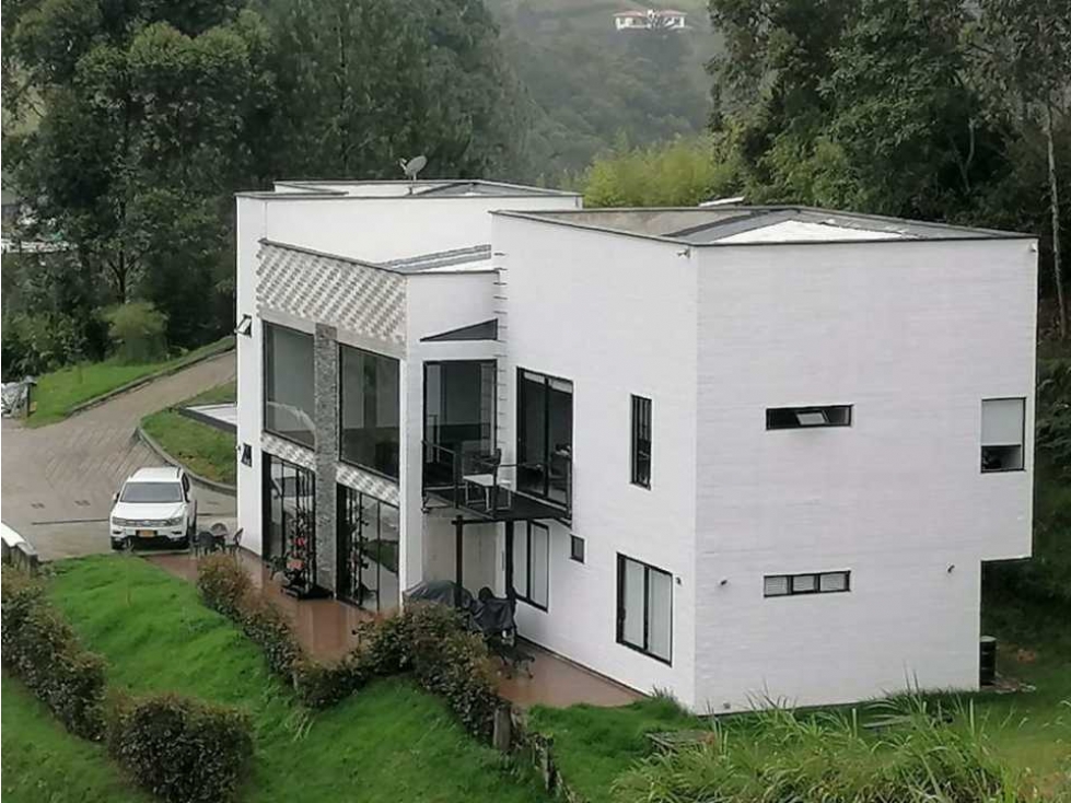 Vendo casa de gran valor en envigado LOMA del escobero
