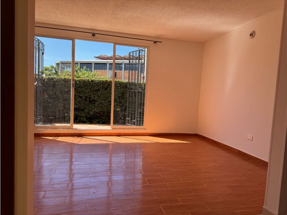 Vendo casa de tres niveles en cajica en conjunto cerrado. — foto 3