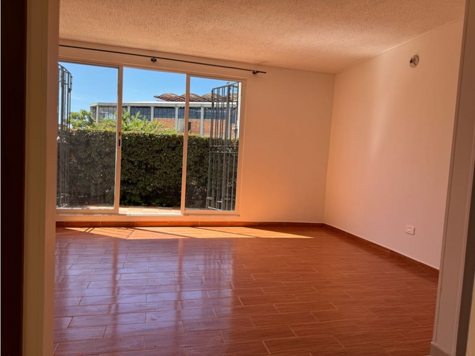 Vendo casa de tres niveles en cajica en conjunto cerrado. — foto 2