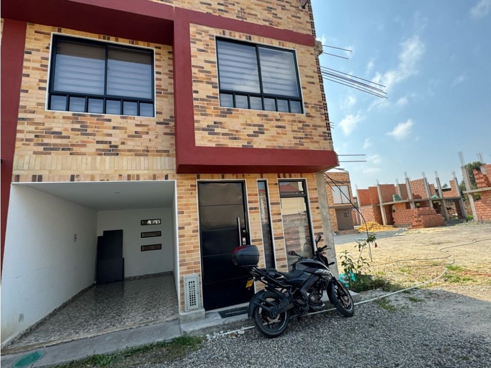 Vendo casa, tres niveles en Cajicá ingreso control remoto. - 1