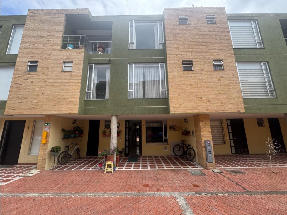 Vendo casa de tres niveles en chia en conjunto cerrado.