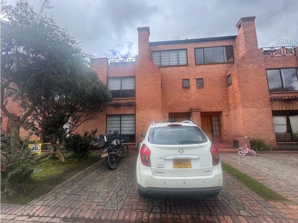 Vendo casa de tres niveles en chia en conjunto cerrado.