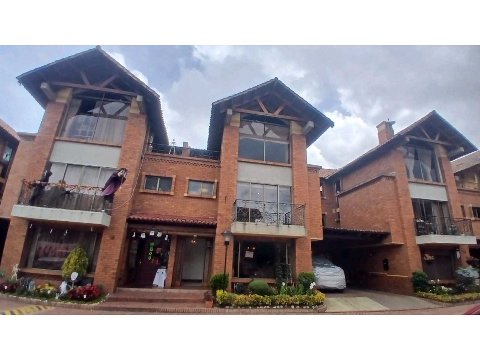 VENDO CASA DE TRES NIVELES EN CHIA.