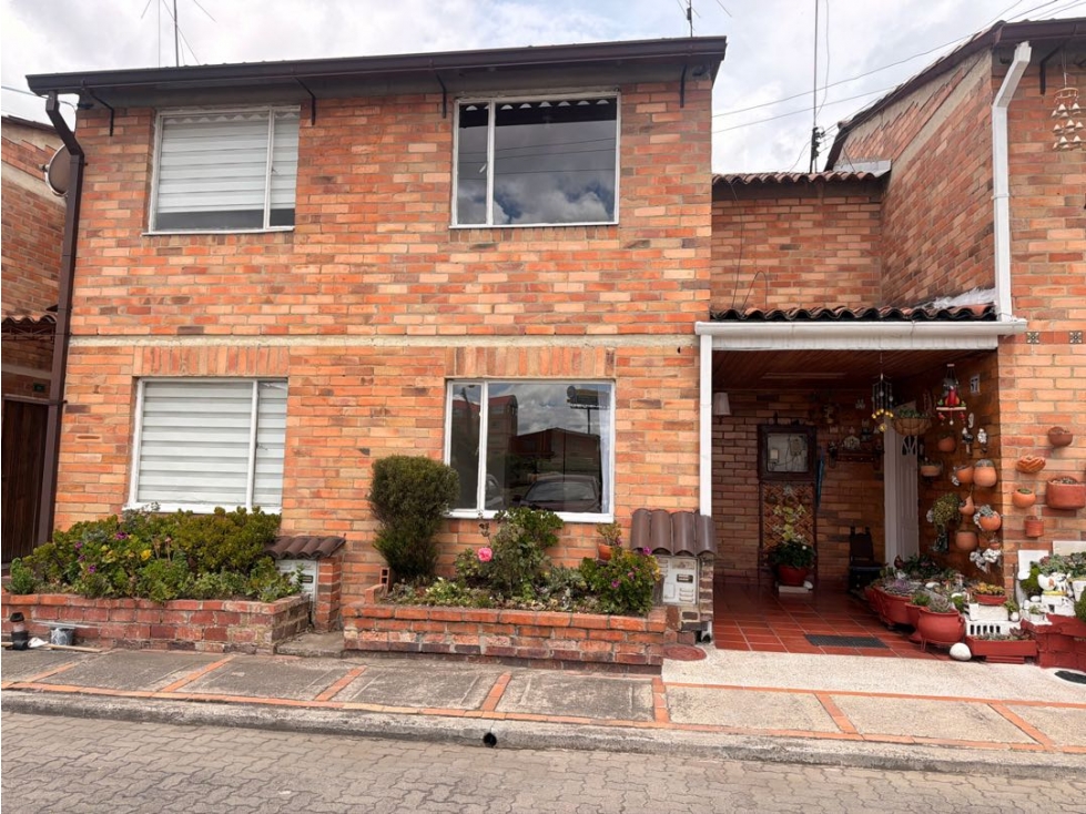 !Bajo de precio!Vendo casa de tres niveles en chia sector el 40