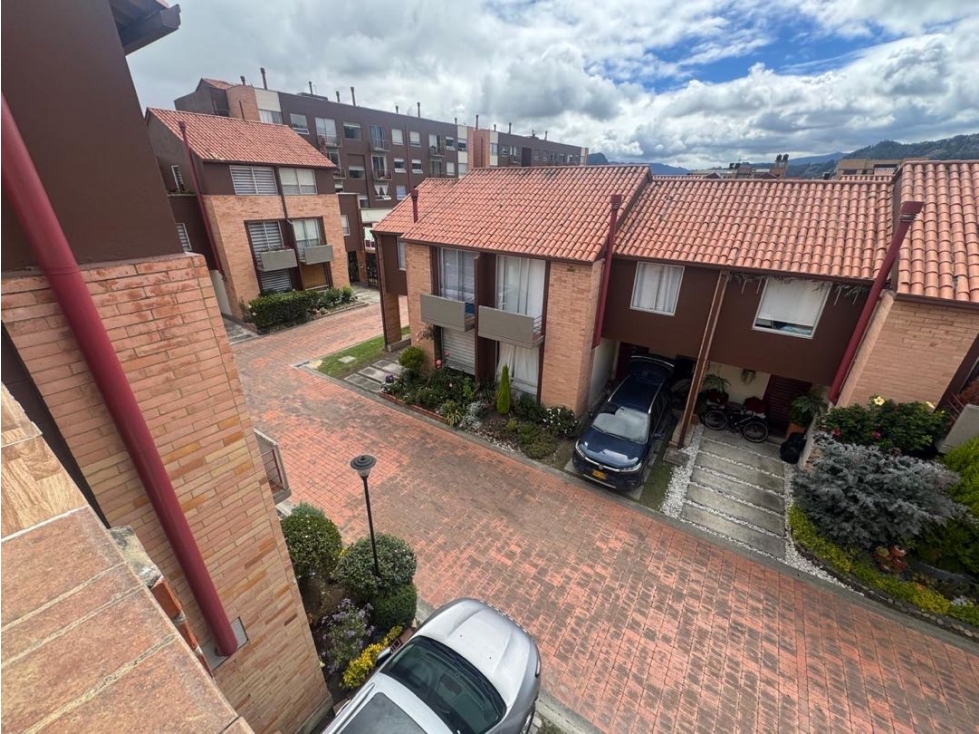 Vendo casa de tres niveles en conjunto en cajica.